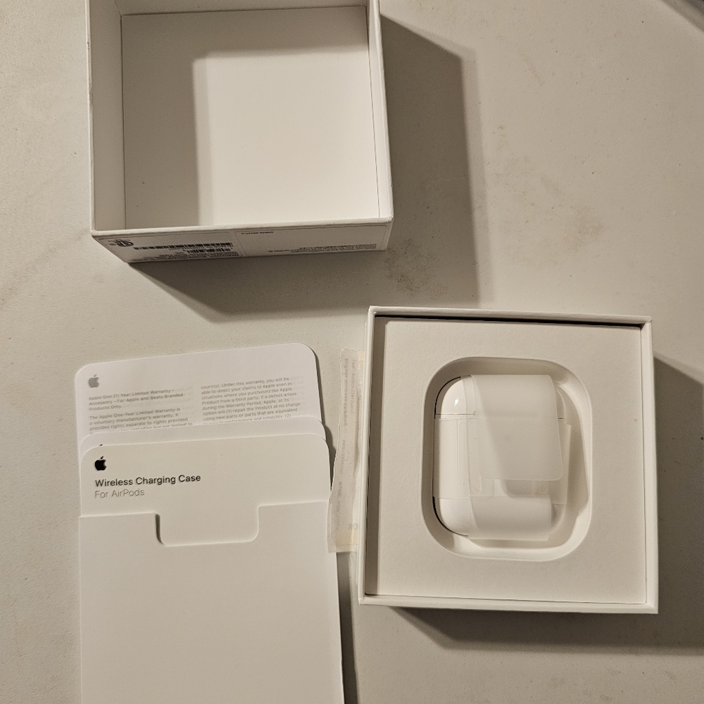 Open Box Apple AirPods Wireless Charging Case Only